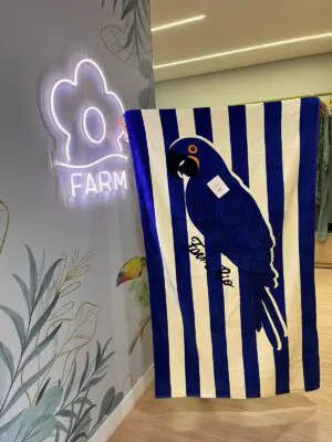 TOALHA CHAMEGO ARARA LISTRADA FARM ETC – VERÃO 26